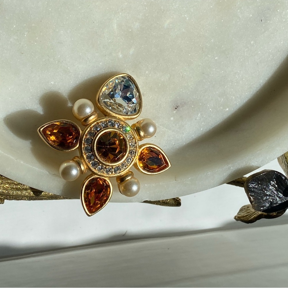 BEAUTIFUL SWAROVSKI gold tone crystal and faux Pearl regal brooch - Picture 3 of 7